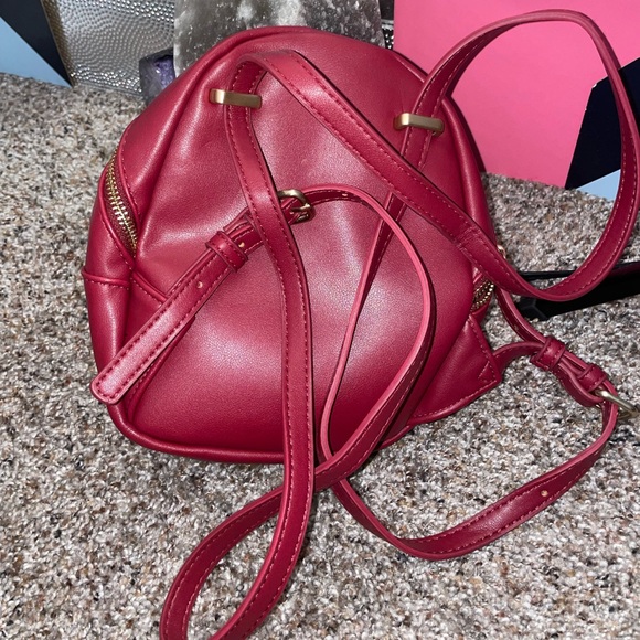 Mini red backpack 🎒 - Picture 3 of 4
